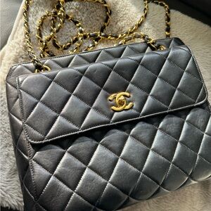 SOLD 💔Vintage Chanel black lambskin shoulder tote